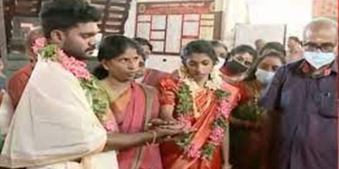നിധിന് വിദ്യയ്ക്ക് താലി ചാര്ത്തി ; കാണാനും അനുഗ്രഹിക്കാനും വിപിനില്ലെന്ന നോവുബാക്കി നിധിന് വിദ്യയ്ക്ക് താലി ചാര്ത്തി ; കാണാനും അനുഗ്രഹിക്കാനും വിപിനില്ലെന്ന നോവുബാക്കി