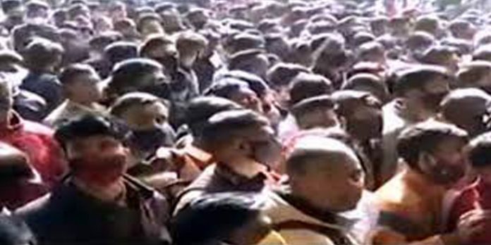 ഒഴിവ് 15 ; അപേക്ഷയുമായെത്തിയത് 11,000 ത്തോളം യുവാക്കള് ഒഴിവ് 15 ; അപേക്ഷയുമായെത്തിയത് 11,000 ത്തോളം യുവാക്കള്