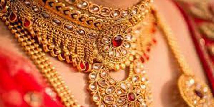 വർഷാവസാനം മൂക്കും കുത്തി സ്വർണം വർഷാവസാനം മൂക്കും കുത്തി സ്വർണം