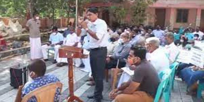 ചൊവ്വരയില് ജനാഭിമുഖ കുര്ബാന ആവശ്യപ്പെട്ട് പള്ളിക്ക് മുന്നില് സത്യഗ്രഹം ചൊവ്വരയില് ജനാഭിമുഖ കുര്ബാന ആവശ്യപ്പെട്ട് പള്ളിക്ക് മുന്നില് സത്യഗ്രഹം