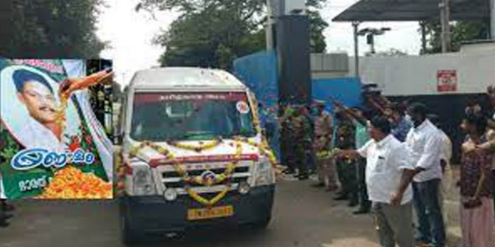 ധീരജവാന് പ്രദീപിന്റെ മൃതദേഹം മന്ത്രിമാര് ഏറ്റുവാങ്ങി ; വിലാപയാത്ര ജന്മനാട്ടിലേക്ക് ധീരജവാന് പ്രദീപിന്റെ മൃതദേഹം മന്ത്രിമാര് ഏറ്റുവാങ്ങി ; വിലാപയാത്ര ജന്മനാട്ടിലേക്ക്