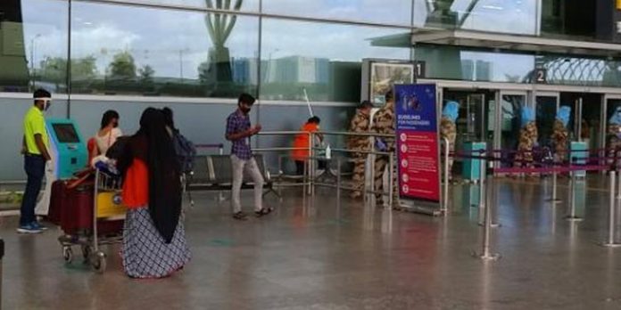 ദക്ഷിണാഫ്രിക്കയിൽ നിന്ന് ബംഗളൂരുവിലെത്തിയ പത്ത് പേർ മൊബൈൽ സ്വിച്ച് ഓഫാക്കി മുങ്ങി ; ജാഗ്രത വേണമെന്ന് അധികൃതർ ദക്ഷിണാഫ്രിക്കയിൽ നിന്ന് ബംഗളൂരുവിലെത്തിയ പത്ത് പേർ മൊബൈൽ സ്വിച്ച് ഓഫാക്കി മുങ്ങി ; ജാഗ്രത വേണമെന്ന് അധികൃതർ