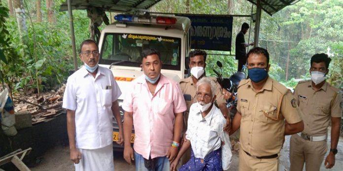 പത്തനംതിട്ട മീഡിയയുടെ വാർത്തയ്ക്ക് പിന്നാലെ അവശനിലയിലായ വയോധികനെ അഗതിമന്ദിരത്തിൽ എത്തിച്ച് പോലീസ് പത്തനംതിട്ട മീഡിയയുടെ വാർത്തയ്ക്ക് പിന്നാലെ അവശനിലയിലായ വയോധികനെ അഗതിമന്ദിരത്തിൽ എത്തിച്ച് പോലീസ്