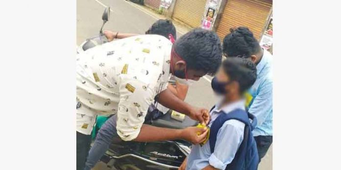 സ്കൂള് വിദ്യാര്ത്ഥികളെ ‘ഐ ആം ബാബറി’ ബാഡ്ജ് ധരിപ്പിച്ച സംഭവത്തില് ബാലാവകാശ കമ്മീഷന് കേസെടുത്തു സ്കൂള് വിദ്യാര്ത്ഥികളെ ‘ഐ ആം ബാബറി’ ബാഡ്ജ് ധരിപ്പിച്ച സംഭവത്തില് ബാലാവകാശ കമ്മീഷന് കേസെടുത്തു