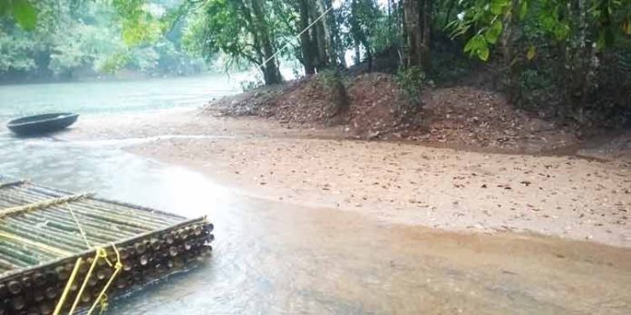 കുട്ടവഞ്ചി സവാരി കേന്ദ്രത്തിലെ കടവില് മണല് നിറഞ്ഞത് സഞ്ചാരത്തിന് തടസമാകുന്നു കുട്ടവഞ്ചി സവാരി കേന്ദ്രത്തിലെ കടവില് മണല് നിറഞ്ഞത് സഞ്ചാരത്തിന് തടസമാകുന്നു