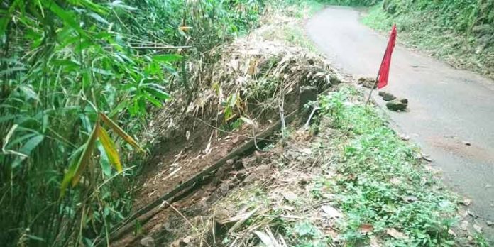 മണ്ണീറ റോഡിന്റെ അപകടകരമായ ഭാഗത്ത് ക്രാഷ് ബാരിയർ സ്ഥാപിക്കണം മണ്ണീറ റോഡിന്റെ അപകടകരമായ ഭാഗത്ത് ക്രാഷ് ബാരിയർ സ്ഥാപിക്കണം