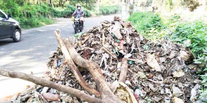തിരുവല്ല – മല്ലപ്പള്ളി റോഡിന്റെ വശങ്ങളിൽ രാത്രികാലങ്ങിൽ മാലിന്യം തള്ളുന്നു തിരുവല്ല – മല്ലപ്പള്ളി റോഡിന്റെ വശങ്ങളിൽ രാത്രികാലങ്ങിൽ മാലിന്യം തള്ളുന്നു