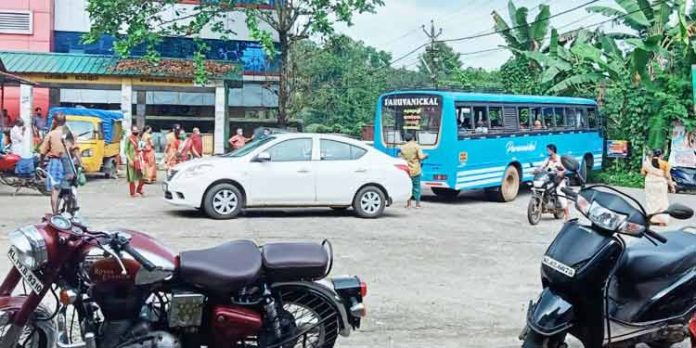 അനധികൃത പാർക്കിങും അമിത വേഗതയും ചുങ്കപ്പാറയിൽ അപകടങ്ങൾ പതിവാകുന്നു അനധികൃത പാർക്കിങും അമിത വേഗതയും ചുങ്കപ്പാറയിൽ അപകടങ്ങൾ പതിവാകുന്നു