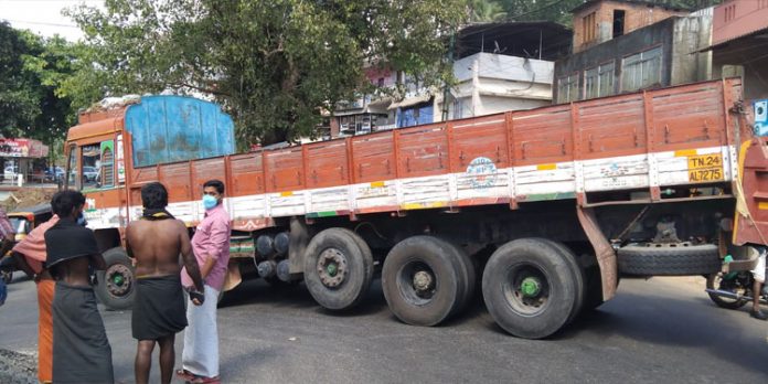 നിയന്ത്രണം നഷ്ടമായ കൂറ്റന് ലോറി പുനലൂര്-മൂവാറ്റുപുഴ റോഡില് കുടുങ്ങി ; ഗതാഗതം തടസപ്പെട്ടു നിയന്ത്രണം നഷ്ടമായ കൂറ്റന് ലോറി പുനലൂര്-മൂവാറ്റുപുഴ റോഡില് കുടുങ്ങി ; ഗതാഗതം തടസപ്പെട്ടു