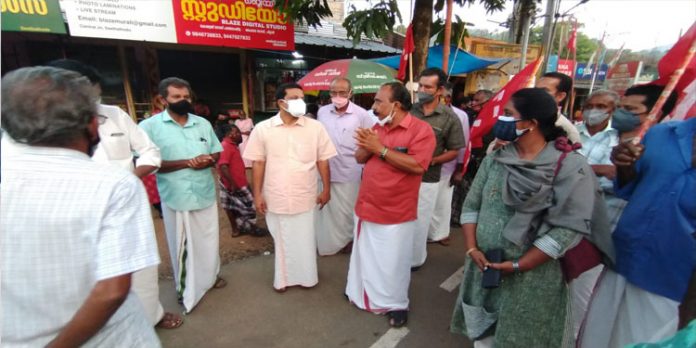 സിപിഐ ലോക്കല് സെക്രട്ടറിയെ മര്ദിച്ച സംഭവം ; പ്രതിഷേധ പ്രകടനവും യോഗവും സംഘടിപ്പിച്ചു സിപിഐ ലോക്കല് സെക്രട്ടറിയെ മര്ദിച്ച സംഭവം ; പ്രതിഷേധ പ്രകടനവും യോഗവും സംഘടിപ്പിച്ചു