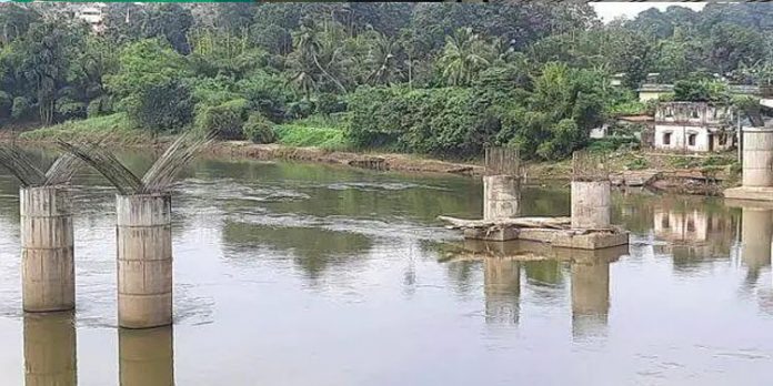 അധികൃതരുടെ അനാസ്ഥ ; റാന്നി പുതിയ പാലത്തിന്റെ തൂണുകളിൽ കുടുങ്ങിയ തടി നീക്കം ചെയ്തില്ല അധികൃതരുടെ അനാസ്ഥ ; റാന്നി പുതിയ പാലത്തിന്റെ തൂണുകളിൽ കുടുങ്ങിയ തടി നീക്കം ചെയ്തില്ല