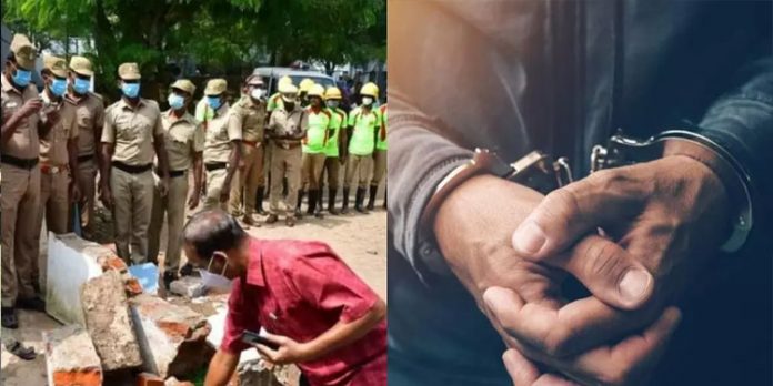 ശുചിമുറി ഭിത്തി തകർന്ന് കുട്ടികൾ മരിച്ച സംഭവം : മൂന്ന് പേർ അറസ്റ്റിൽ ശുചിമുറി ഭിത്തി തകർന്ന് കുട്ടികൾ മരിച്ച സംഭവം : മൂന്ന് പേർ അറസ്റ്റിൽ