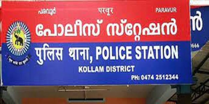 പരവൂർ പോലീസ് സ്റ്റേഷന് മുന്നിൽ യുവതി ആത്മഹത്യക്ക് ശ്രമിച്ചു പരവൂർ പോലീസ് സ്റ്റേഷന് മുന്നിൽ യുവതി ആത്മഹത്യക്ക് ശ്രമിച്ചു