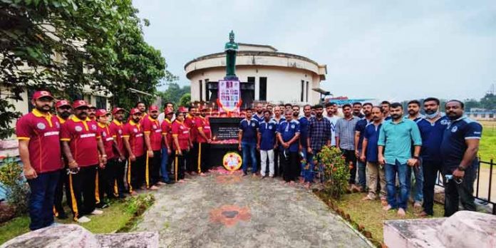 ജവാന്മാരുടെ വിയോഗത്തിൽ ടീം പത്തനംതിട്ട സോൾജിയേഴ്സ് യുദ്ധസ്മാരകത്തിൽ ദീപം തെളിയിച്ചു ജവാന്മാരുടെ വിയോഗത്തിൽ ടീം പത്തനംതിട്ട സോൾജിയേഴ്സ് യുദ്ധസ്മാരകത്തിൽ ദീപം തെളിയിച്ചു