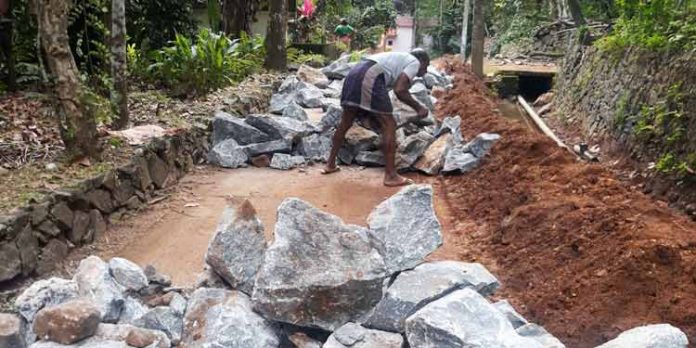 മക്കപ്പുഴ പനവേലിക്കുഴി റോഡില് പാറക്കല്ല് ഇറക്കി ഗതാഗതം തടഞ്ഞതായി ആരോപണം മക്കപ്പുഴ പനവേലിക്കുഴി റോഡില് പാറക്കല്ല് ഇറക്കി ഗതാഗതം തടഞ്ഞതായി ആരോപണം