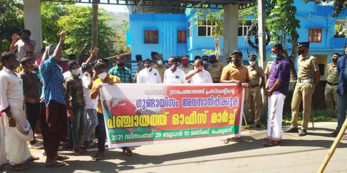 പെരുനാട് പഞ്ചായത്ത് പ്രസിഡന്റ് ഓട്ടോ ഡ്രൈവറെ മർദിച്ചതിൽ പ്രതിഷേധിച്ച് മാർച്ചും ധർണയും നടത്തി പെരുനാട് പഞ്ചായത്ത് പ്രസിഡന്റ് ഓട്ടോ ഡ്രൈവറെ മർദിച്ചതിൽ പ്രതിഷേധിച്ച് മാർച്ചും ധർണയും നടത്തി