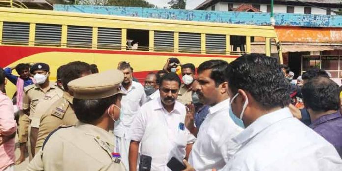 ശബരിമല തീർത്ഥാടകരോടുള്ള അവഗണനക്കെതിരെ ബിജെപി പമ്പയിൽ ബസ് തടഞ്ഞ് പ്രതിഷേധിച്ചു ശബരിമല തീർത്ഥാടകരോടുള്ള അവഗണനക്കെതിരെ ബിജെപി പമ്പയിൽ ബസ് തടഞ്ഞ് പ്രതിഷേധിച്ചു