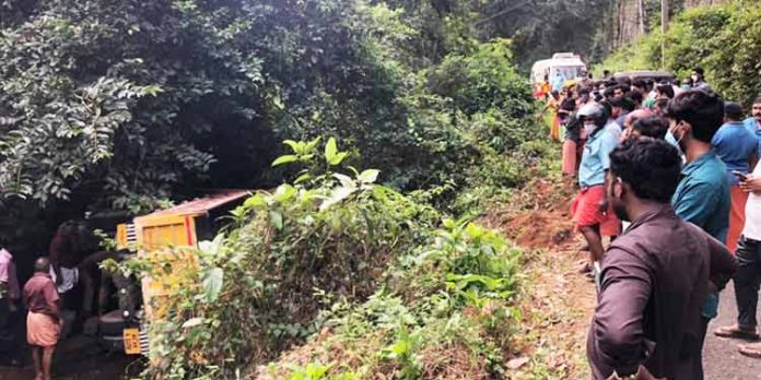 ടിപ്പര് ലോറി തോട്ടിലേക്ക് മറിഞ്ഞ് ഒരാള് മരിച്ചു ടിപ്പര് ലോറി തോട്ടിലേക്ക് മറിഞ്ഞ് ഒരാള് മരിച്ചു
