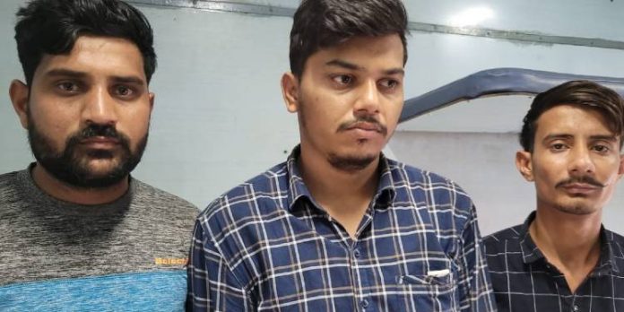 ഓണ്ലൈന് വിദ്യാഭ്യാസത്തിന്റെ മറവില് വിദ്യാർത്ഥികളെ അശ്ലീല കെണിയിൽ കുടുക്കുന്ന വൻ സംഘം പിടിയിൽ ഓണ്ലൈന് വിദ്യാഭ്യാസത്തിന്റെ മറവില് വിദ്യാർത്ഥികളെ അശ്ലീല കെണിയിൽ കുടുക്കുന്ന വൻ സംഘം പിടിയിൽ