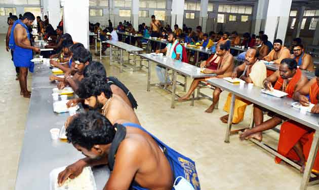 ദിവസവും പതിനായിരത്തോളം അയ്യപ്പൻമാർക്ക് അന്നമേകി സന്നിധാനത്തെ അന്നദാന മണ്ഡപം ദിവസവും പതിനായിരത്തോളം അയ്യപ്പൻമാർക്ക് അന്നമേകി സന്നിധാനത്തെ അന്നദാന മണ്ഡപം