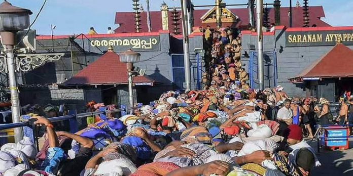 മഴ വകവെക്കാതെ ശബരിമലയിൽ തീർഥാടക പ്രവാഹം മഴ വകവെക്കാതെ ശബരിമലയിൽ തീർഥാടക പ്രവാഹം