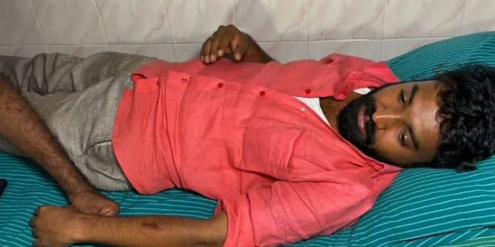റോഡിൽ ഫോൺ ചെയ്ത് നിൽക്കവേ പോലീസ് മർദ്ദിച്ചു ; പരാതിയുമായി പ്രതിപക്ഷ നേതാവിന്റെ സ്റ്റാഫ് അംഗം റോഡിൽ ഫോൺ ചെയ്ത് നിൽക്കവേ പോലീസ് മർദ്ദിച്ചു ; പരാതിയുമായി പ്രതിപക്ഷ നേതാവിന്റെ സ്റ്റാഫ് അംഗം