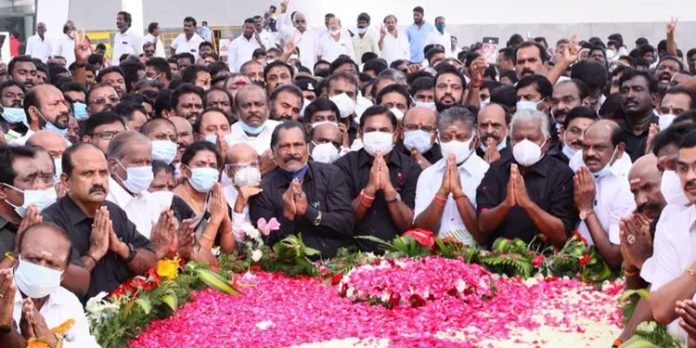 ജയലളിതയുടെ അഞ്ചാം ചരമ വാർഷികം ആചരിച്ചു ജയലളിതയുടെ അഞ്ചാം ചരമ വാർഷികം ആചരിച്ചു