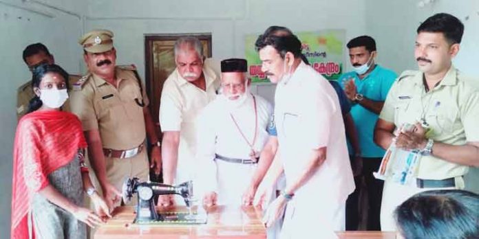 ഇലവുംതിട്ട ജനമൈത്രി പോലീസ് ക്രിസ്മസ് സമ്മാനമായി തയ്യൽ മെഷീനുകൾ നല്കി ഇലവുംതിട്ട ജനമൈത്രി പോലീസ് ക്രിസ്മസ് സമ്മാനമായി തയ്യൽ മെഷീനുകൾ നല്കി