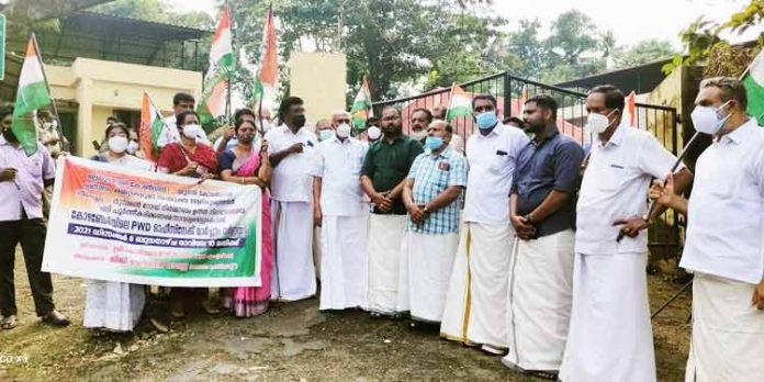 തെക്കേമല – തുമ്പമൺ റോഡിന്റെ ശോചനീയാവസ്ഥക്കെതിരെ കോൺഗ്രസ് – യൂത്ത് കോൺഗ്രസ് ധർണ്ണ തെക്കേമല – തുമ്പമൺ റോഡിന്റെ ശോചനീയാവസ്ഥക്കെതിരെ കോൺഗ്രസ് – യൂത്ത് കോൺഗ്രസ് ധർണ്ണ