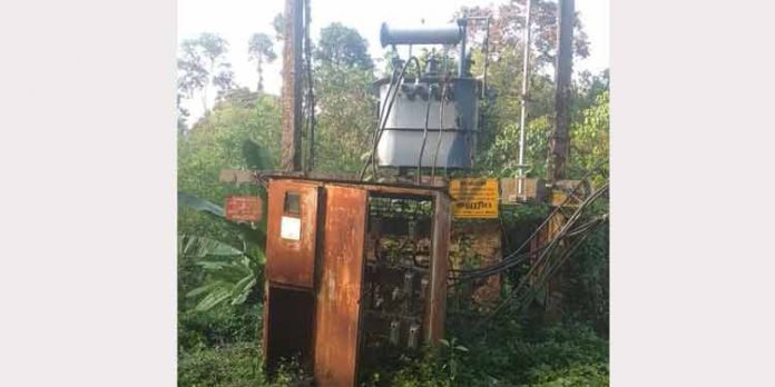 റോഡിൽ അപകട ഭീഷണി ഉയർത്തി ട്രാൻസ്ഫോർമർ റോഡിൽ അപകട ഭീഷണി ഉയർത്തി ട്രാൻസ്ഫോർമർ