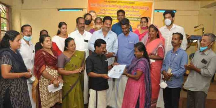 ഭൂരഹിത ഭവന രഹിതർക്കുള്ള ഭൂമിയുടെ ആധാര കൈമാറ്റം നടത്തി ഭൂരഹിത ഭവന രഹിതർക്കുള്ള ഭൂമിയുടെ ആധാര കൈമാറ്റം നടത്തി
