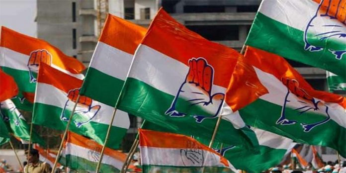പുതുപ്പള്ളി ; കൗണ്ടിങ് സെന്ററിന് പുറത്ത് ആവേശാരവങ്ങളുമായി യു.ഡി.എഫ് പ്രവർത്തകർ പുതുപ്പള്ളി ; കൗണ്ടിങ് സെന്ററിന് പുറത്ത് ആവേശാരവങ്ങളുമായി യു.ഡി.എഫ് പ്രവർത്തകർ