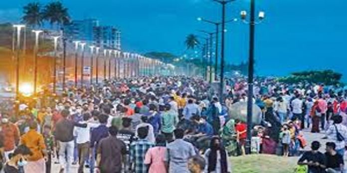 പുതുവര്ഷത്തെ വരവേല്ക്കാന് നാട് ; ആഘോഷങ്ങളില്ല പുതുവര്ഷത്തെ വരവേല്ക്കാന് നാട് ; ആഘോഷങ്ങളില്ല