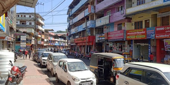 റോഡിൽ അനധികൃത പാർക്കിങ് ; തട്ടിയും മുട്ടിയും ഗതാഗതം റോഡിൽ അനധികൃത പാർക്കിങ് ; തട്ടിയും മുട്ടിയും ഗതാഗതം