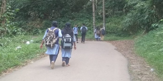 മണ്ണീറയിലേക്ക് ബസ് സര്വ്വീസ് ആരംഭിക്കാത്തത് വിദ്യാര്ത്ഥികളെ ദുരിതത്തിലാക്കുന്നു മണ്ണീറയിലേക്ക് ബസ് സര്വ്വീസ് ആരംഭിക്കാത്തത് വിദ്യാര്ത്ഥികളെ ദുരിതത്തിലാക്കുന്നു