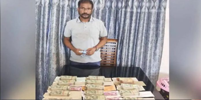 കൈക്കൂലി വാങ്ങുന്നതിനിടെ എൻജിനീയർ പിടിയിൽ ; ഫ്ലാറ്റിൽ നിന്ന് 25 ലക്ഷം രൂപ കണ്ടെത്തി കൈക്കൂലി വാങ്ങുന്നതിനിടെ എൻജിനീയർ പിടിയിൽ ; ഫ്ലാറ്റിൽ നിന്ന് 25 ലക്ഷം രൂപ കണ്ടെത്തി