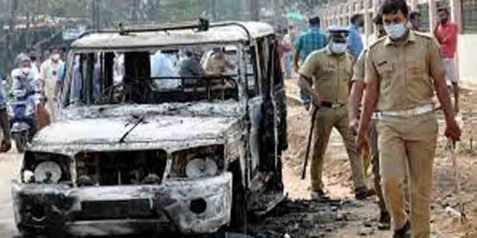 കിറ്റെക്സ് അക്രമസംഭവം ; ലേബര് കമ്മിഷണര് നടത്തിയ പരിശോധന റിപ്പോര്ട്ടില് മാനേജ്മെന്റിനെതിരേയും രൂക്ഷ വിമര്ശനങ്ങള് കിറ്റെക്സ് അക്രമസംഭവം ; ലേബര് കമ്മിഷണര് നടത്തിയ പരിശോധന റിപ്പോര്ട്ടില് മാനേജ്മെന്റിനെതിരേയും രൂക്ഷ വിമര്ശനങ്ങള്
