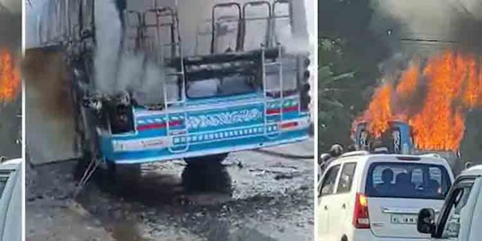 കണ്ണൂർ നഗരത്തിൽ ഓടിക്കൊണ്ടിരുന്ന ബസ്സിന് തീ പിടിച്ചു കണ്ണൂർ നഗരത്തിൽ ഓടിക്കൊണ്ടിരുന്ന ബസ്സിന് തീ പിടിച്ചു