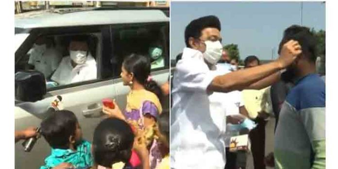 മാസ്ക് ധരിക്കാതെ വഴിയരികില് ജനങ്ങള് ; കാര് നിര്ത്തി മാസ്ക് വിതരണം ചെയ്ത് മുഖ്യമന്ത്രി – വൈറല് വീഡിയോ മാസ്ക് ധരിക്കാതെ വഴിയരികില് ജനങ്ങള് ; കാര് നിര്ത്തി മാസ്ക് വിതരണം ചെയ്ത് മുഖ്യമന്ത്രി – വൈറല് വീഡിയോ