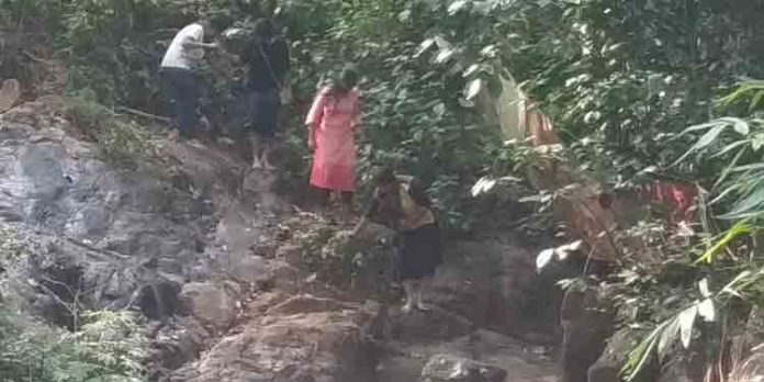 മണ്ണീറ വെള്ളച്ചാട്ടത്തിന് മുകളില് സഞ്ചാരികള് കയറുന്നത് അപകടം വര്ധിപ്പിക്കുന്നു മണ്ണീറ വെള്ളച്ചാട്ടത്തിന് മുകളില് സഞ്ചാരികള് കയറുന്നത് അപകടം വര്ധിപ്പിക്കുന്നു
