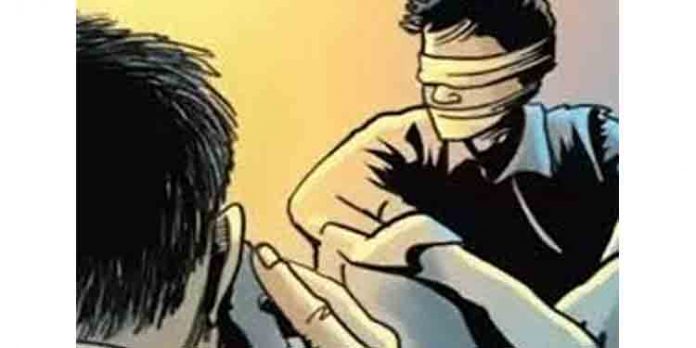 13 കാരനെ ഓട്ടോയില് തട്ടിക്കൊണ്ടുപോകാന് ശ്രമം ; മൂന്നംഗ സംഘത്തെ നാട്ടുകാര് പിടികൂടി പോലീസിന് കൈമാറി 13 കാരനെ ഓട്ടോയില് തട്ടിക്കൊണ്ടുപോകാന് ശ്രമം ; മൂന്നംഗ സംഘത്തെ നാട്ടുകാര് പിടികൂടി പോലീസിന് കൈമാറി