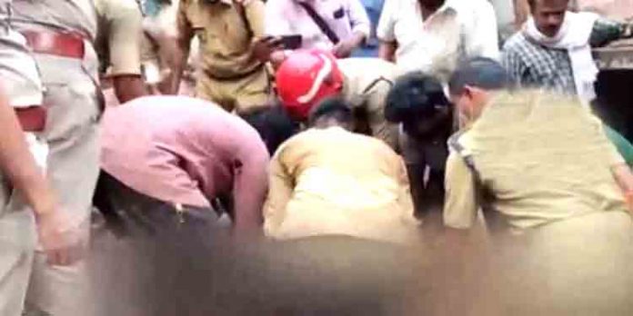 മതില് നിര്മാണത്തിനിടെ മണ്ണിടിഞ്ഞു ; രക്ഷപ്പെടുത്തിയവരിൽ ഒരാൾ മരിച്ചു മതില് നിര്മാണത്തിനിടെ മണ്ണിടിഞ്ഞു ; രക്ഷപ്പെടുത്തിയവരിൽ ഒരാൾ മരിച്ചു