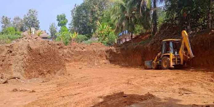 വീടു നിര്മ്മാണത്തിന് മണ്ണെടുത്തു മാറ്റാനുള്ള അനുമതിയുടെ മറവില് നിലം നികത്താന് ശ്രമo വീടു നിര്മ്മാണത്തിന് മണ്ണെടുത്തു മാറ്റാനുള്ള അനുമതിയുടെ മറവില് നിലം നികത്താന് ശ്രമo