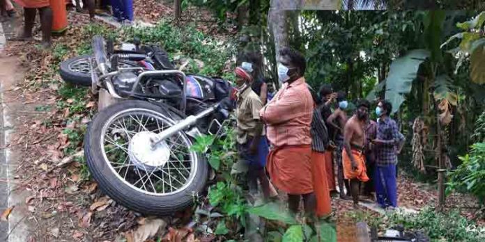ശബരിമല ഭക്തര് സഞ്ചരിച്ച വാഹനത്തില് ഇടിച്ച് ബൈക്ക് യാത്രികന് പരിക്ക് ശബരിമല ഭക്തര് സഞ്ചരിച്ച വാഹനത്തില് ഇടിച്ച് ബൈക്ക് യാത്രികന് പരിക്ക്