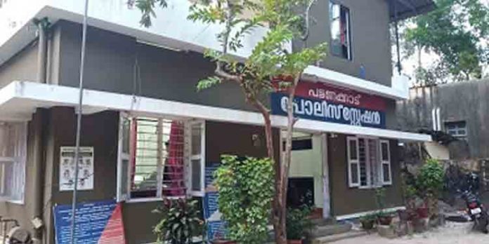 പരാതി നല്കാനെത്തിയ വീട്ടമ്മയോട് സിഐ മോശമായി പെരുമാറിയതായി ആക്ഷേപം പരാതി നല്കാനെത്തിയ വീട്ടമ്മയോട് സിഐ മോശമായി പെരുമാറിയതായി ആക്ഷേപം
