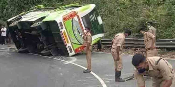 തീര്ത്ഥാടകരുടെ ബസ് കാറിന് മുകളിലേക്ക് മറിഞ്ഞു ; നാല് പേര്ക്ക് പരുക്ക് തീര്ത്ഥാടകരുടെ ബസ് കാറിന് മുകളിലേക്ക് മറിഞ്ഞു ; നാല് പേര്ക്ക് പരുക്ക്