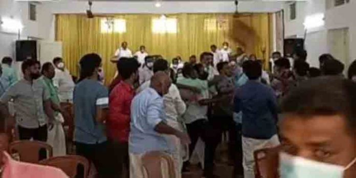 തിരുവല്ലയില് കോണ്ഗ്രസ് ബ്ലോക്ക് കമ്മിറ്റി യോഗത്തില് കൂട്ടത്തല്ല് തിരുവല്ലയില് കോണ്ഗ്രസ് ബ്ലോക്ക് കമ്മിറ്റി യോഗത്തില് കൂട്ടത്തല്ല്