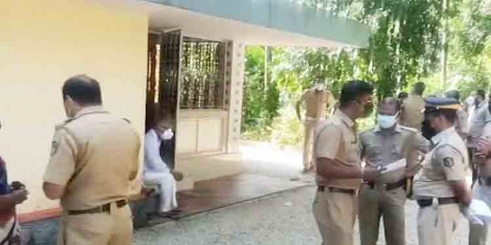 കോന്നിയിൽ ഒരു കുടുംബത്തിലെ മൂന്നു പേരെ മരിച്ച നിലയില് കണ്ടെത്തിയ സംഭവം ; ദുരൂഹതകളില്ലെന്ന് പോലീസ് കോന്നിയിൽ ഒരു കുടുംബത്തിലെ മൂന്നു പേരെ മരിച്ച നിലയില് കണ്ടെത്തിയ സംഭവം ; ദുരൂഹതകളില്ലെന്ന് പോലീസ്