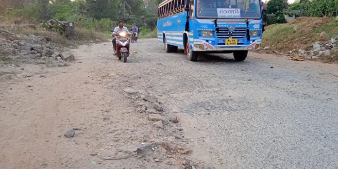 റോഡ് തകര്ന്നിട്ട് നാളുകളായിട്ടും അനക്കമില്ലാതെ അധികൃതർ റോഡ് തകര്ന്നിട്ട് നാളുകളായിട്ടും അനക്കമില്ലാതെ അധികൃതർ