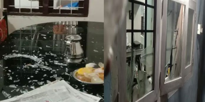 വെങ്ങോലയിൽ പൂട്ടി ഇട്ടിരുന്ന വീട്ടിൽ സ്ഫോടനം ; ദുരൂഹത ആരോപിച്ച് നാട്ടുകാർ രംഗത്ത് വെങ്ങോലയിൽ പൂട്ടി ഇട്ടിരുന്ന വീട്ടിൽ സ്ഫോടനം ; ദുരൂഹത ആരോപിച്ച് നാട്ടുകാർ രംഗത്ത്